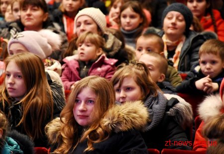 У Житомирі влаштували новорічне свято для тисячі дітей з різних районів області