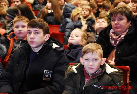 У Житомирі влаштували новорічне свято для тисячі дітей з різних районів області
