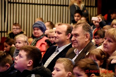 У Житомирі влаштували новорічне свято для тисячі дітей з різних районів області