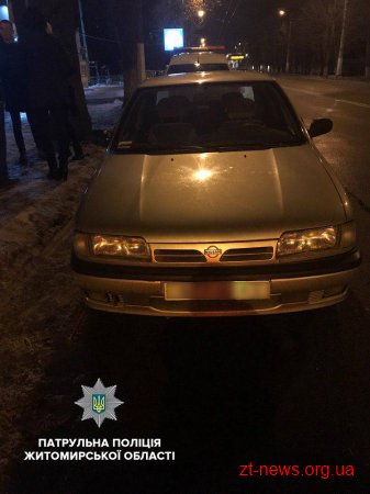 У Житомирі патрульні зупинили водія з підробленими документами на авто