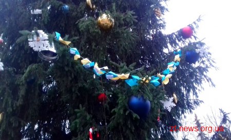 Паперові кораблики на підтримку українських моряків прикрашають головну ялинку Житомира