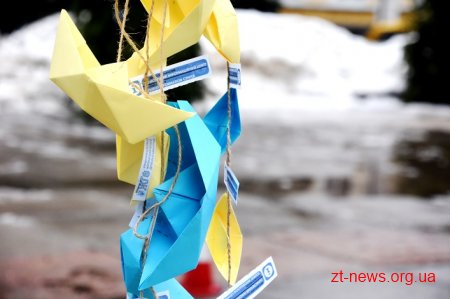 Паперові кораблики на підтримку українських моряків прикрашають головну ялинку Житомира