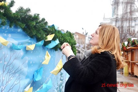 Паперові кораблики на підтримку українських моряків прикрашають головну ялинку Житомира