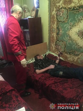 Чоловіка, який декілька днів не виходив на зв’язок, поліцейські знайшли непритомним у власній квартирі