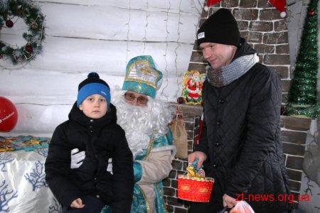 Діти, які опинилися у складних життєвих обставинах отримали новорічні подарунки