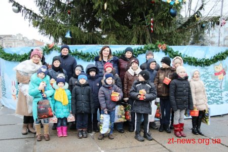 Діти, які опинилися у складних життєвих обставинах отримали новорічні подарунки