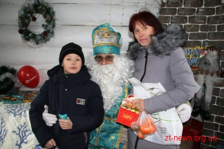 Діти, які опинилися у складних життєвих обставинах отримали новорічні подарунки