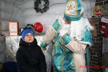 Діти, які опинилися у складних життєвих обставинах отримали новорічні подарунки