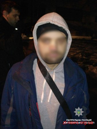 У Житомирі патрульні затримали трьох чоловіків, які намагалися обікрасти кондитерську
