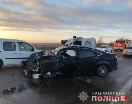 На трасі Київ-Ковель "Ford Mondeo" вилетів на зустрічну та зіткнувся з "Mercedes-Benz Sprinter"