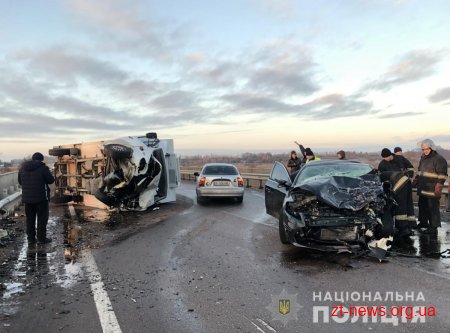 На трасі Київ-Ковель "Ford Mondeo" вилетів на зустрічну та зіткнувся з "Mercedes-Benz Sprinter"