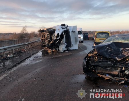 На трасі Київ-Ковель "Ford Mondeo" вилетів на зустрічну та зіткнувся з "Mercedes-Benz Sprinter"