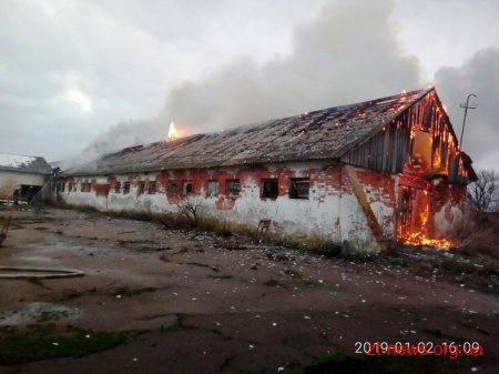 Вогнеборці ліквідували пожежу в напівзруйнованій будівлі, що в с. Студениця