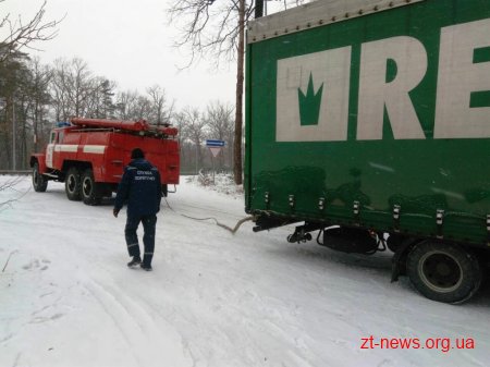 На узбіччі траси Київ - Чоп вантажівка потрапила у сніговий замет