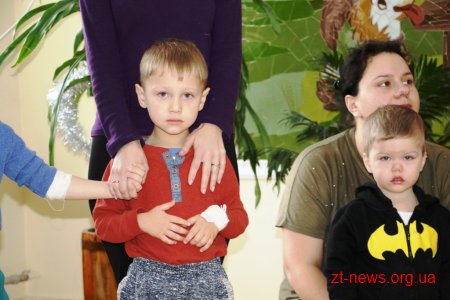 До маленьких пацієнтів дитячої лікарні завітав із подарунками Святий Миколай