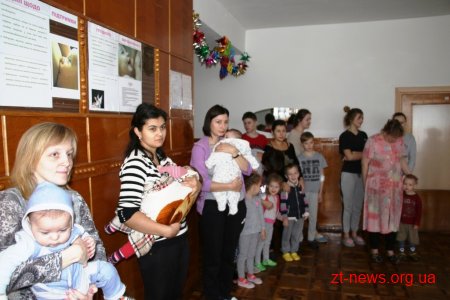До маленьких пацієнтів дитячої лікарні завітав із подарунками Святий Миколай