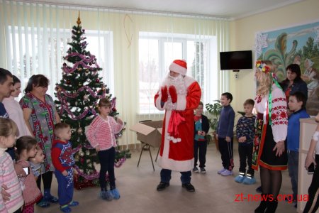До маленьких пацієнтів дитячої лікарні завітав із подарунками Святий Миколай