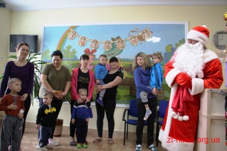 До маленьких пацієнтів дитячої лікарні завітав із подарунками Святий Миколай