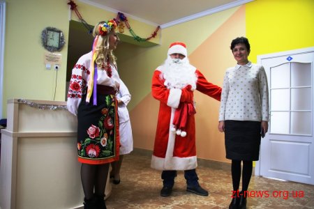 До маленьких пацієнтів дитячої лікарні завітав із подарунками Святий Миколай
