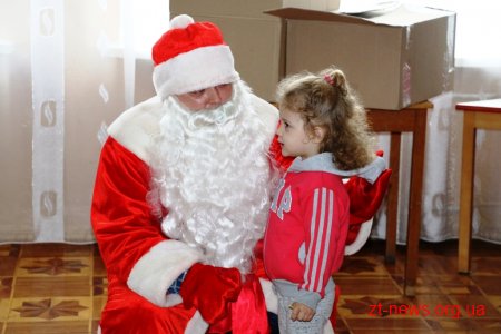 До маленьких пацієнтів дитячої лікарні завітав із подарунками Святий Миколай