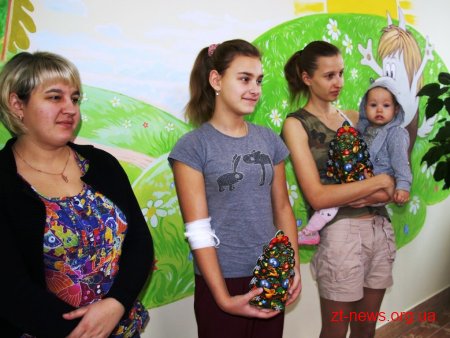 До маленьких пацієнтів дитячої лікарні завітав із подарунками Святий Миколай