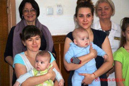 До маленьких пацієнтів дитячої лікарні завітав із подарунками Святий Миколай