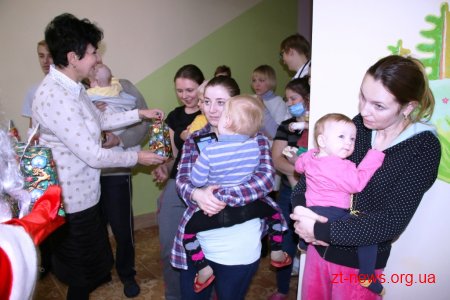 До маленьких пацієнтів дитячої лікарні завітав із подарунками Святий Миколай