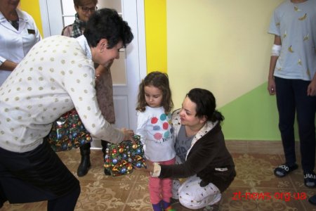 До маленьких пацієнтів дитячої лікарні завітав із подарунками Святий Миколай