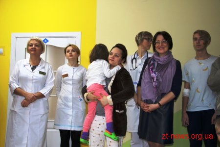 До маленьких пацієнтів дитячої лікарні завітав із подарунками Святий Миколай