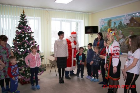 До маленьких пацієнтів дитячої лікарні завітав із подарунками Святий Миколай