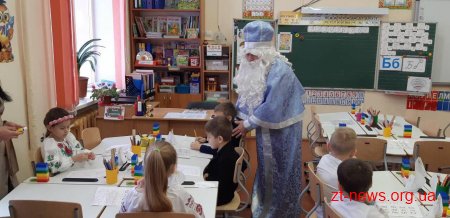 Солодкі подарунки до новорічних свят отримали учні молодших класів у Житомирі