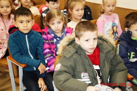 Солодкі подарунки до новорічних свят отримали учні молодших класів у Житомирі