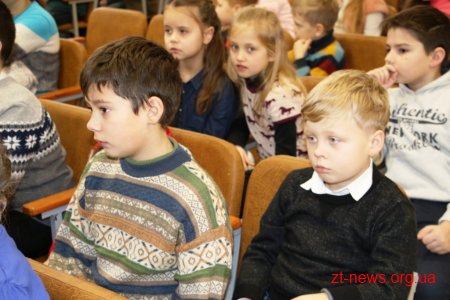 Солодкі подарунки до новорічних свят отримали учні молодших класів у Житомирі