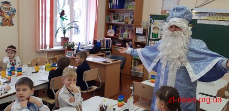 Солодкі подарунки до новорічних свят отримали учні молодших класів у Житомирі