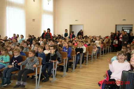 Солодкі подарунки до новорічних свят отримали учні молодших класів у Житомирі