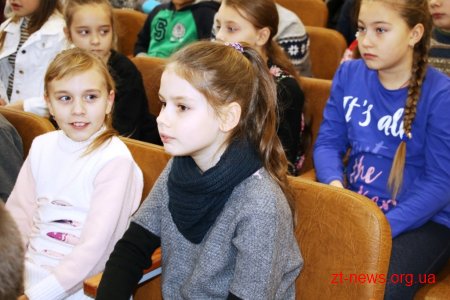Солодкі подарунки до новорічних свят отримали учні молодших класів у Житомирі