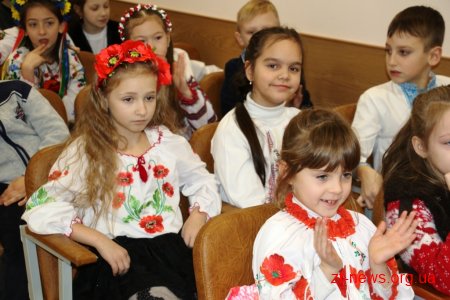 Солодкі подарунки до новорічних свят отримали учні молодших класів у Житомирі