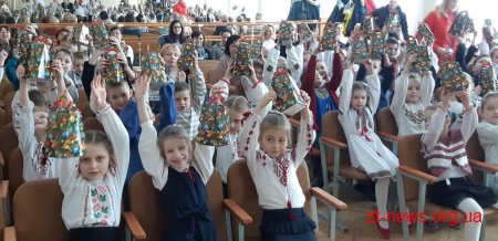 Солодкі подарунки до новорічних свят отримали учні молодших класів у Житомирі