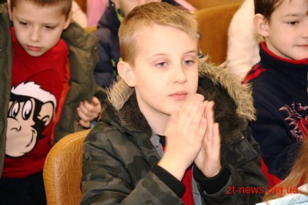 Солодкі подарунки до новорічних свят отримали учні молодших класів у Житомирі