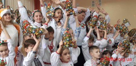 Солодкі подарунки до новорічних свят отримали учні молодших класів у Житомирі
