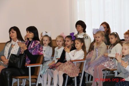 Солодкі подарунки до новорічних свят отримали учні молодших класів у Житомирі