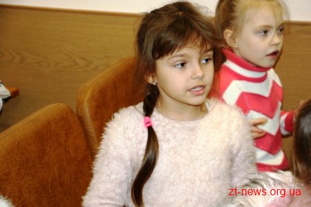 Солодкі подарунки до новорічних свят отримали учні молодших класів у Житомирі