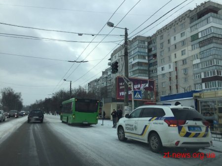 На вихідних комунальний автобус у Житомирі збив жінку на пішохідному переході