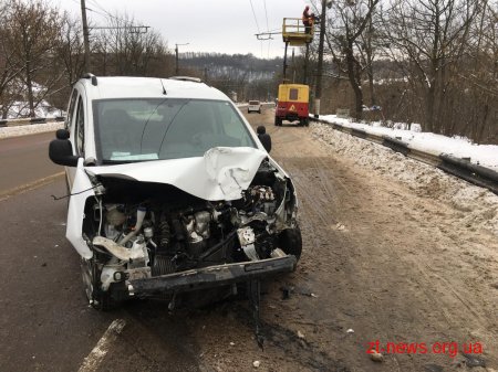 На вулиці Чуднівській у Житомирі автомобіль збив електроопору