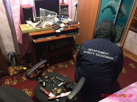 На Житомирщині правоохоронці викрили скупників бурштину та вилучили 20 кг коштовного каменю