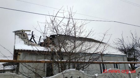 У Коростені вогнеборці загасили полум'я на даху приватної оселі
