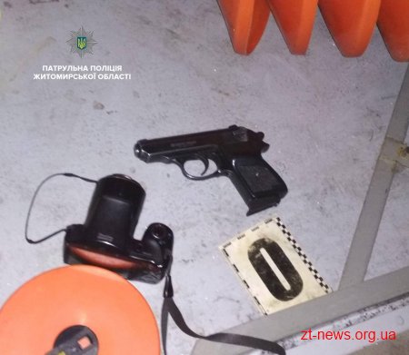 Чоловік з пістолетом в руках намагався потрапити до оселі житомирянки