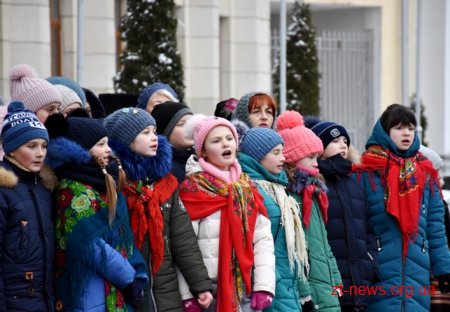 Близько 600 жителів Житомирщини заспівали разом колядку «Нова радість стала»