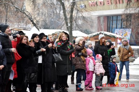 Близько 600 жителів Житомирщини заспівали разом колядку «Нова радість стала»