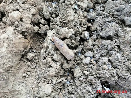 Під час ремонту моста через річку Тетерів робітники викопали снаряд